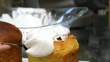 Paskalya pastasına krema sürdüm leziz panettone, ünlü İtalyan noel pastası. Mutfakta yemek pişiren kadın. Genellikle Noel ve yeni yıl için hazırlanmış ve tadını çıkarılmış bir çeşit tatlı ekmek. 56 video