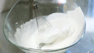 Lezzetli panettone, ünlü İtalyan noel pastası. Kadın mutfakta taze paskalya pastası pişiriyor. Genellikle Noel ve yeni yıl için hazırlanmış ve tadını çıkarılmış bir çeşit tatlı ekmek. 56 video