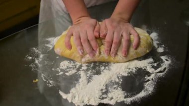Kadınlar paskalya pastası için hamuru şekerli meyvelerle yoğururlar. Ev yapımı pişirme ve aşçılık okulu konsepti. Ekmek ve turta tarifleri. Aile işi. Geleneksel ikramlar. Yüksek kalite 4k