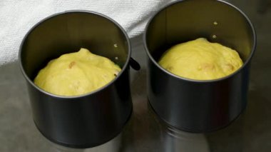 Kadınlar paskalya pastası için hamuru şekerli meyvelerle yoğururlar. Ev yapımı pişirme ve aşçılık okulu konsepti. Ekmek ve turta tarifleri. Aile işi. Geleneksel ikramlar. Yüksek kalite 4k