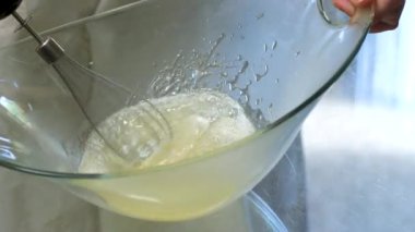 Paskalya pastaları için paskalya pastası. Paskalya için beyaz jelatin üzerine serpiştirilmiş yumurta beyazı. Adım adım pişirme süreci Noel ekmeği, Paskalya ekmeği, video seti
