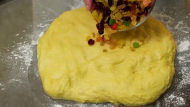 Kadınlar paskalya pastası için hamuru şekerli meyvelerle yoğururlar. Ev yapımı pişirme ve aşçılık okulu konsepti. Ekmek ve turta tarifleri. Aile işi. Geleneksel ikramlar. Yüksek kalite 4k
