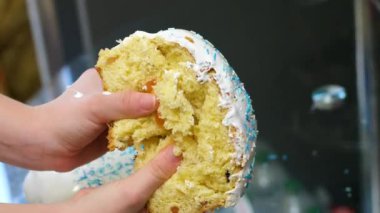 Paskalya pastası, leziz panettone, ünlü noel pastası. Kadın mutfakta taze paskalya pastası pişiriyor. Genellikle Noel ve yeni yıl için hazırlanmış ve tadını çıkarılmış bir çeşit tatlı ekmek. 56 video