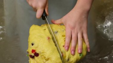 Kadınlar paskalya pastası için hamuru şekerli meyvelerle yoğururlar. Ev yapımı pişirme ve aşçılık okulu konsepti. Ekmek ve turta tarifleri. Aile işi. Geleneksel ikramlar. Yüksek kalite 4k