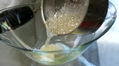 Paskalya pastaları için paskalya pastası. Paskalya için beyaz jelatin üzerine serpiştirilmiş yumurta beyazı. Adım adım pişirme süreci Noel ekmeği, Paskalya ekmeği, video seti