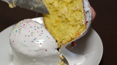 Lezzetli panettone, ünlü İtalyan noel pastası. Kadın mutfakta taze paskalya pastası pişiriyor. Genellikle Noel ve yeni yıl için hazırlanmış ve tadını çıkarılmış bir çeşit tatlı ekmek. 56 video