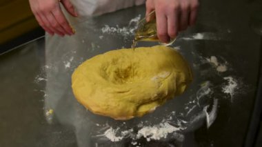 Lezzetli panettone, ünlü İtalyan noel pastası. Mutfak. Genellikle Noel ve yeni yıl için hazırlanmış ve tadını çıkarılmış bir çeşit tatlı ekmek. 56 video