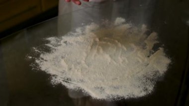 Lezzetli panettone, ünlü İtalyan noel pastası. Mutfak. Genellikle Noel ve yeni yıl için hazırlanmış ve tadını çıkarılmış bir çeşit tatlı ekmek. 56 video