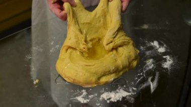 Unlu panettone 'a ayçiçeği yağı ekle, ünlü İtalyan noel pastası. Mutfak. Genellikle Noel ve yeni yıl için hazırlanmış ve tadını çıkarılmış bir çeşit tatlı ekmek. 56 video