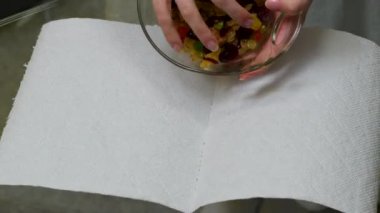 Kuru havluyla çok renkli meyve lekesi. Adım adım pişirme işlemi Noel ekmeği, Paskalya ekmeği, video seti. Konyaklar alkole bulanmış.