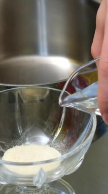 Paskalya pastaları için paskalya pastası. Paskalya için beyaz jelatin üzerine serpiştirilmiş yumurta beyazı. Adım adım pişirme süreci Noel ekmeği, Paskalya ekmeği, video seti