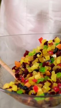 Konyak alkollü ıslak meyveler leziz panettone, ünlü İtalyan noel pastası. Mutfak. Genellikle Noel ve yeni yıl için hazırlanmış ve tadını çıkarılmış bir çeşit tatlı ekmek. 56 video