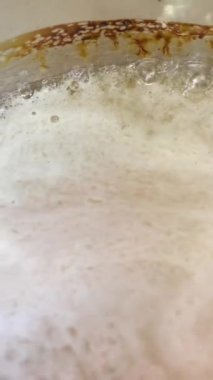 Paskalya pastaları için paskalya pastası. Paskalya için beyaz jelatin üzerine serpiştirilmiş yumurta beyazı. Adım adım pişirme süreci Noel ekmeği, Paskalya ekmeği, video seti