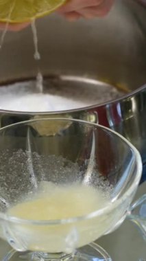 Paskalya pastaları için paskalya pastası. Paskalya için beyaz jelatin üzerine serpiştirilmiş yumurta beyazı. Adım adım pişirme süreci Noel ekmeği, Paskalya ekmeği, video seti