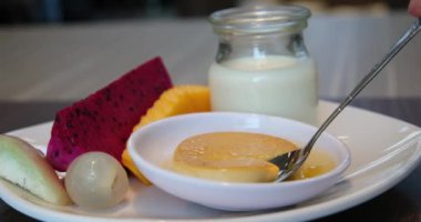 Lokantada nefis ev yapımı yumurtalı tart. Geleneksel İspanya tatlısı. Yüksek kaliteli FullHD görüntüler