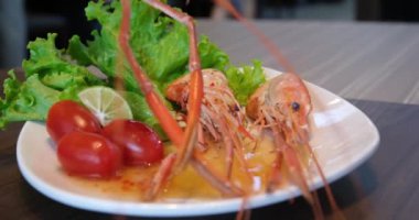 Lezzetli karides, midye ve limonlu Paella. Yüksek kaliteli FullHD görüntüler