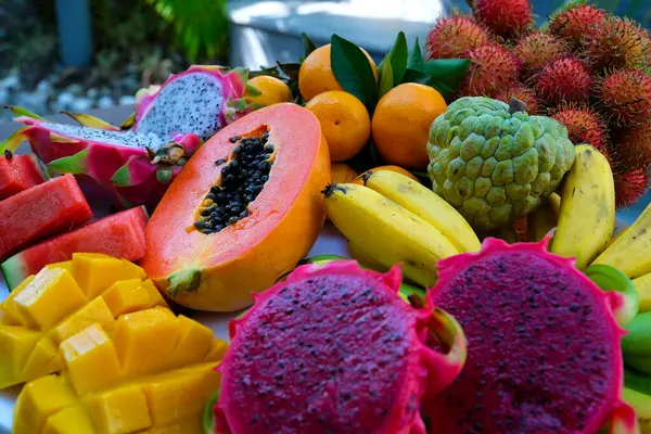 Egzotik meyve dükkanı, papaya, sarı mango, ejderha meyvesi, rambutan, liçi, durian. Yüksek kaliteli FullHD görüntüler