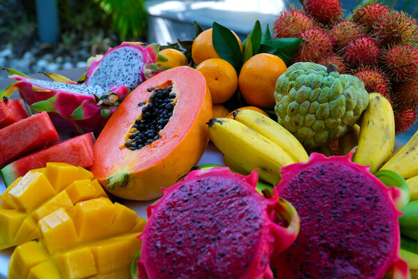 Экзотические фрукты витрина, папайя, желтый манго, драконьи фрукты, рамбутан, личи, дуриан. Высококачественные FullHD кадры