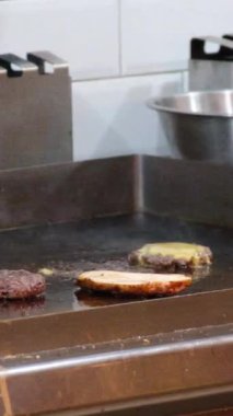 Lezzetli bir yemek için fırında sebzeli vejetaryen paella pişirmek. Yüksek kaliteli FullHD görüntüler