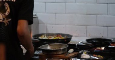 Lezzetli bir yemek için fırında sebzeli vejetaryen paella pişirmek. Yüksek kaliteli FullHD görüntüler