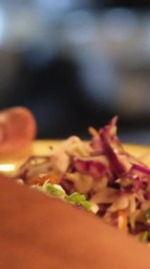 Asya çorbası turşusu tavuk eti yeşil biber ve sarımsak ile tuz sosu. Yüksek kaliteli FullHD görüntüler