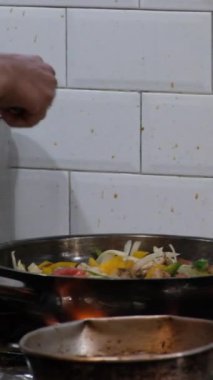 Lezzetli bir yemek için fırında sebzeli vejetaryen paella pişirmek. Yüksek kaliteli FullHD görüntüler