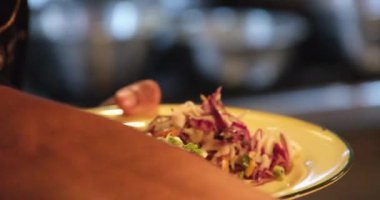 Şef kızarmış patlıcan ve biber servis ediyor. Tabakta tuzlu et