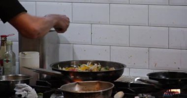 Lezzetli bir yemek için fırında sebzeli vejetaryen paella pişirmek. Yüksek kaliteli FullHD görüntüler