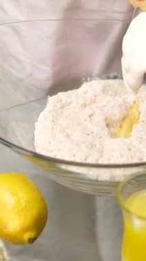 Kadınlar paskalya pastası için hamuru şekerli meyvelerle yoğururlar. Ev yapımı pişirme ve aşçılık okulu konsepti. Ekmek ve turta tarifleri. Aile işi. Geleneksel ikramlar. Yüksek kalite 4k