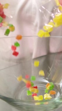 Kurutulmuş meyveyi cam bir kabın içine koyun. Kurutulmuş meyve ananas kareleri leziz panettone, ünlü İtalyan noel pastası. Bir çeşit tatlı ekmek, genellikle hazırlanmış ve keyif alınmış.