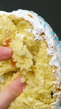 Paskalya pastası, leziz panettone, ünlü noel pastası. Kadın mutfakta taze paskalya pastası pişiriyor. Genellikle Noel ve yeni yıl için hazırlanmış ve tadını çıkarılmış bir çeşit tatlı ekmek. 56 video