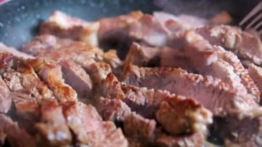 Şefin orta pişmiş ya da iyi pişmiş bifteği bıçak ve çatalla dilimlemesi ahşap kesme tahtası, et ve biftek kavramı. Yüksek kalite 4k görüntü