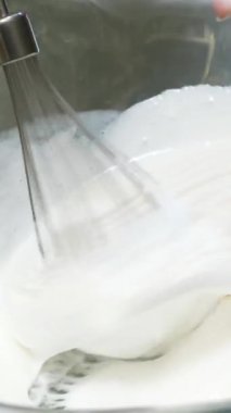 Lezzetli panettone, ünlü İtalyan noel pastası. Kadın mutfakta taze paskalya pastası pişiriyor. Genellikle Noel ve yeni yıl için hazırlanmış ve tadını çıkarılmış bir çeşit tatlı ekmek. 56 video