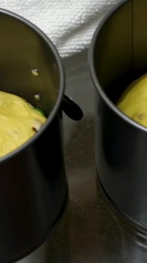 Kadınlar paskalya pastası için hamuru şekerli meyvelerle yoğururlar. Ev yapımı pişirme ve aşçılık okulu konsepti. Ekmek ve turta tarifleri. Aile işi. Geleneksel ikramlar. Yüksek kalite 4k