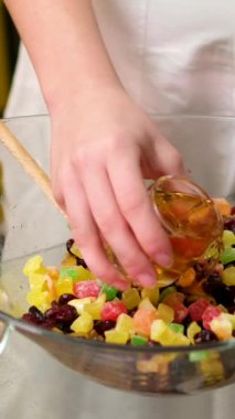 Konyak alkollü ıslak meyveler leziz panettone, ünlü İtalyan noel pastası. Mutfak. Genellikle Noel ve yeni yıl için hazırlanmış ve tadını çıkarılmış bir çeşit tatlı ekmek. 56 video