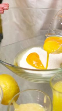 Yumurta sarısı, leziz panettone, ünlü İtalyan noel pastası. Kadın taze paskalya pastası pişiriyor. Genellikle Noel ve yeni yıl için hazırlanmış ve tadını çıkarılmış bir çeşit tatlı ekmek. 56 video