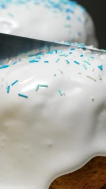 Paskalya pastaları için paskalya pastası jölesini, Paskalya için beyaz jelatin renginde yumurta beyazıyla kaplayın. Adım adım pişirme süreci Noel ekmeği, Paskalya ekmeği, video seti