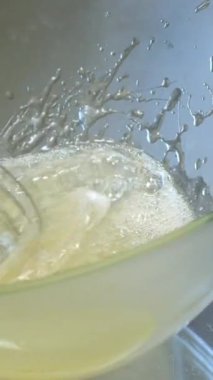 Paskalya pastaları için paskalya pastası. Paskalya için beyaz jelatin üzerine serpiştirilmiş yumurta beyazı. Adım adım pişirme süreci Noel ekmeği, Paskalya ekmeği, video seti