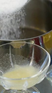 Paskalya pastaları için paskalya pastası. Paskalya için beyaz jelatin üzerine serpiştirilmiş yumurta beyazı. Adım adım pişirme süreci Noel ekmeği, Paskalya ekmeği, video seti