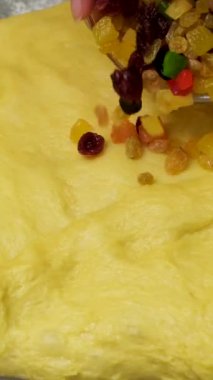 Kadınlar paskalya pastası için hamuru şekerli meyvelerle yoğururlar. Ev yapımı pişirme ve aşçılık okulu konsepti. Ekmek ve turta tarifleri. Aile işi. Geleneksel ikramlar. Yüksek kalite 4k
