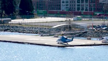 Helikopter platforma iniyor. Yüksek kalite 4k görüntü