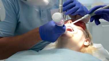 Kadın dişçi bir kadın hastayı tedavi ediyor. Dişçi kliniği ve dişçi randevusu konsepti. Yüksek kalite 4k görüntü