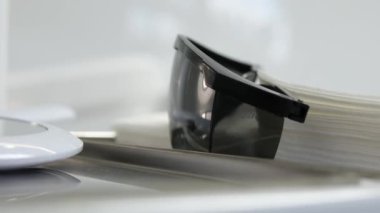 Komodinin üzerinde bardaklar, aynalar ve diğer cihazlar var. Yüksek kalite 4k görüntü