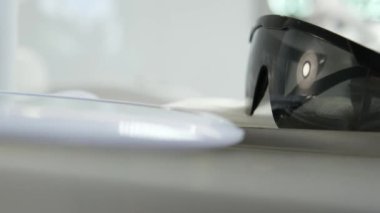 Komodinin üzerinde bardaklar, aynalar ve diğer cihazlar var. Yüksek kalite 4k görüntü