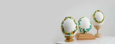 Paskalya yumurtası ve mumu kırsal masada, yakın plan. Yüksek kalite fotoğraf