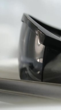 Komodinin üzerinde bardaklar, aynalar ve diğer cihazlar var. Yüksek kalite 4k görüntü