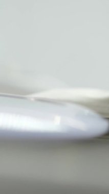 Komodinin üzerinde bardaklar, aynalar ve diğer cihazlar var. Yüksek kalite 4k görüntü