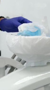 Kadın, dişçi asistanı ve muayenehane eldiveni ile hastane ya da oral bakım kliniğinde hazırlık prosedürü. Kadın, hemşire ve diş hijyenisti. Diş sağlığı kliniğinde temizlik