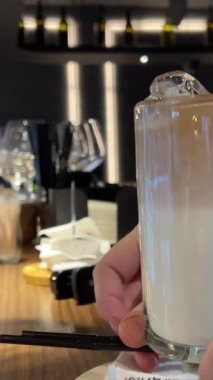 Barmen şeker ve süt eklemek için kahve hazırlar. Kahve, süt, şeker, esmer şeker, uyan kahve makinesi, el yapımı kahve. Yüksek kalite 4k görüntü