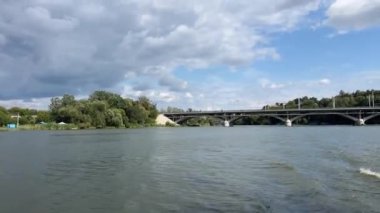 Köprü, kırsal alan. Hava ileri doğru yükseliyor. Yüksek kalite 4k görüntü